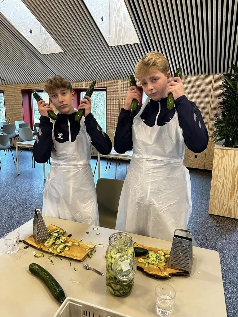 Dette billede har en tom ALT-egenskab (billedbeskrivelse). Filnavnet er Syltedag-1-768x1024.jpg